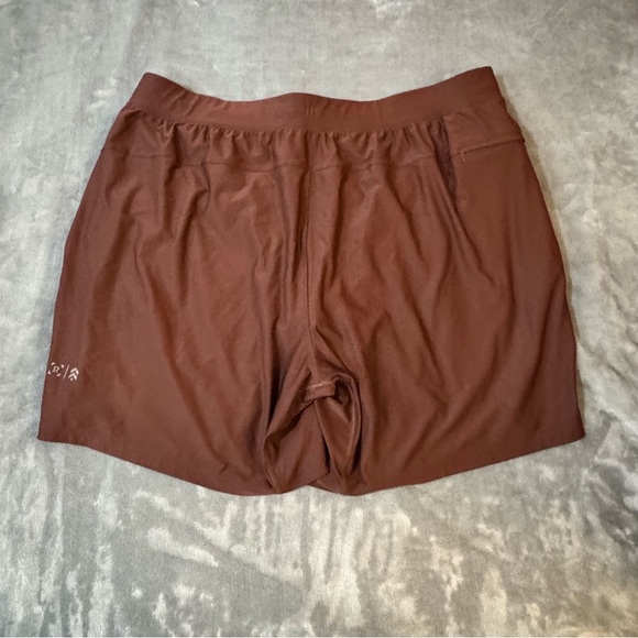 lululemon X Barry's Stronger as One Lined Short

#154 - Picture 7 of 9